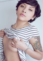 Привлекательная азиатка в розовых чулочках позирует обнажённой 1 фото Привлекательная азиатка в розовых чулочках позирует обнажённой 1 фото