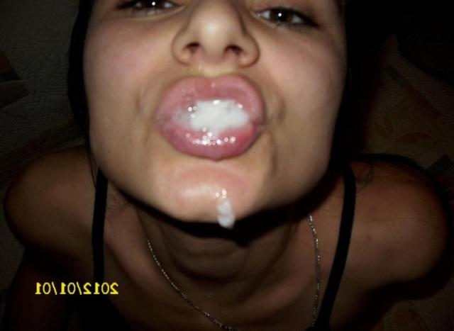 Жгучая брюнетка тсрастно отсасывает хер ради густой спермы 16 фотография