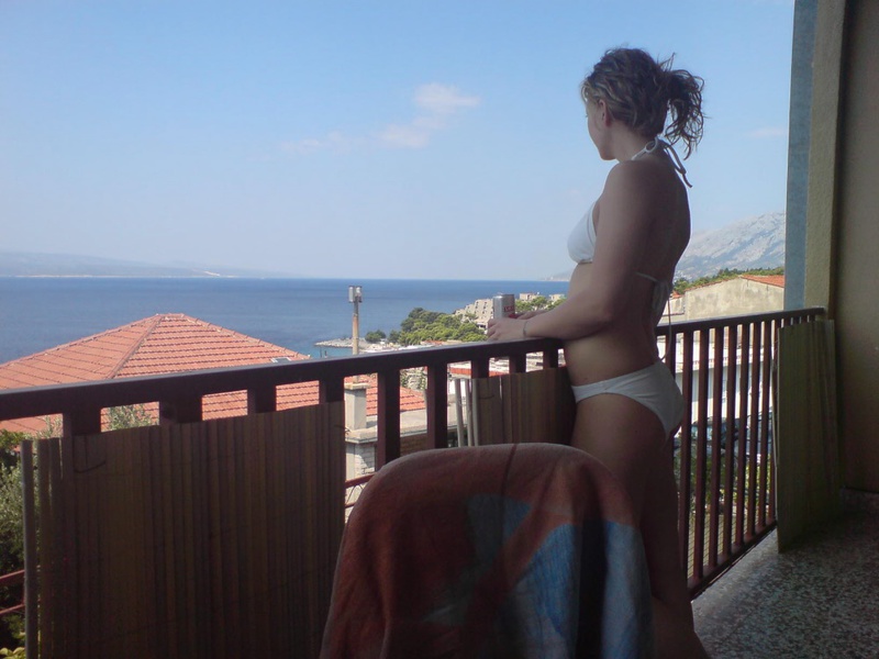 Молодая пара отдыхает в отпуске 3 фотография