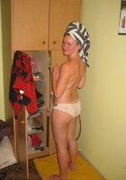 Загорелая баба с волосатой писькой разделась после отдыха во дворе 5 фото Загорелая баба с волосатой писькой разделась после отдыха во дворе 5 фото