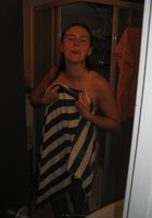 Загорелая баба с волосатой писькой разделась после отдыха во дворе 4 фото Загорелая баба с волосатой писькой разделась после отдыха во дворе 4 фото