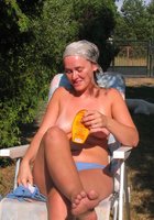 Загорелая баба с волосатой писькой разделась после отдыха во дворе 21 фото Загорелая баба с волосатой писькой разделась после отдыха во дворе 21 фото