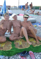 Европейские свингеры пьют пиво на нудистском пляже 3 фото Европейские свингеры пьют пиво на нудистском пляже 3 фото