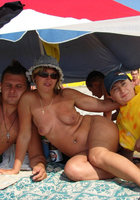 Европейские свингеры пьют пиво на нудистском пляже 9 фото Европейские свингеры пьют пиво на нудистском пляже 9 фото