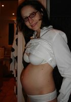 Беременная зрелка в очках дома светит большими дойками 7 фото Беременная зрелка в очках дома светит большими дойками 7 фото