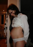 Беременная зрелка в очках дома светит большими дойками 4 фото Беременная зрелка в очках дома светит большими дойками 4 фото