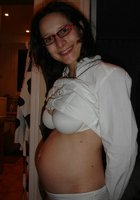 Беременная зрелка в очках дома светит большими дойками 6 фото Беременная зрелка в очках дома светит большими дойками 6 фото