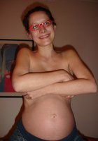 Беременная зрелка в очках дома светит большими дойками 16 фото Беременная зрелка в очках дома светит большими дойками 16 фото