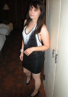 Полненькая брюнетка голышом позирует в коридоре гостиницы 3 фото Полненькая брюнетка голышом позирует в коридоре гостиницы 3 фото