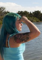 Телка с сиреневыми волосами позирует полуголой среди пальм 17 фото Телка с сиреневыми волосами позирует полуголой среди пальм 17 фото