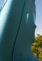 Телка с сиреневыми волосами позирует полуголой среди пальм 2 фото Телка с сиреневыми волосами позирует полуголой среди пальм 2 фото