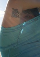 Телка с сиреневыми волосами позирует полуголой среди пальм 33 фото Телка с сиреневыми волосами позирует полуголой среди пальм 33 фото