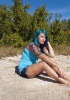 Телка с сиреневыми волосами позирует полуголой среди пальм 32 фото Телка с сиреневыми волосами позирует полуголой среди пальм 32 фото