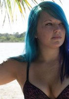 Телка с сиреневыми волосами позирует полуголой среди пальм 25 фото Телка с сиреневыми волосами позирует полуголой среди пальм 25 фото