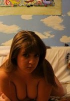 Стоя раком на диване зазноба хвастается мясистой сракой и половыми губами 8 фото Стоя раком на диване зазноба хвастается мясистой сракой и половыми губами 8 фото