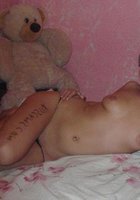 Брюнетка в сексуальном пеньюаре стоит в вызывающей позе 21 фото Брюнетка в сексуальном пеньюаре стоит в вызывающей позе 21 фото