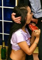 Тридцатилетние зазнобы старательно отсасывают писюны мужей в свободное время 17 фото Тридцатилетние зазнобы старательно отсасывают писюны мужей в свободное время 17 фото