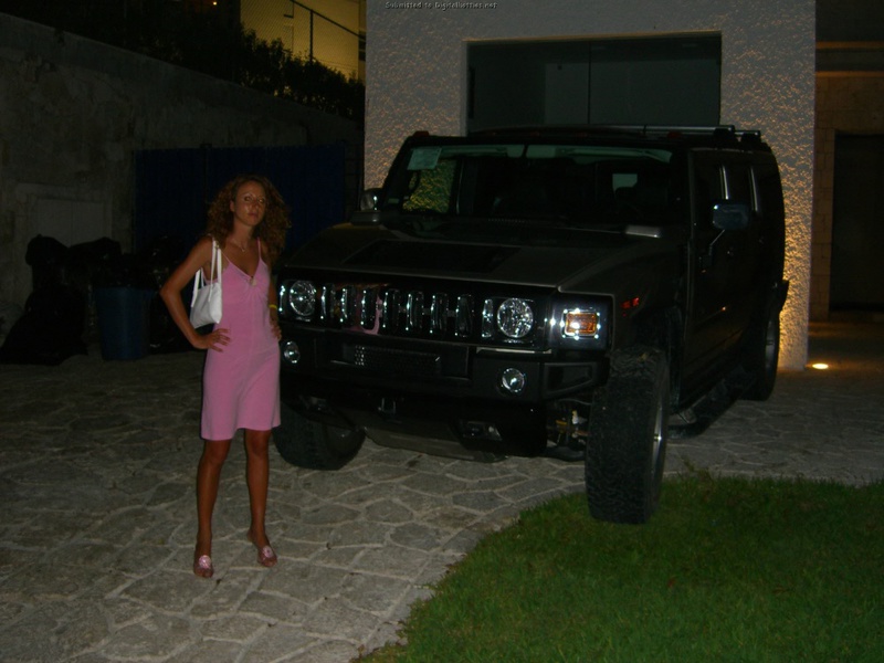 Кудрявая потаскуха дома светит пушистой промежностью 4 фотография