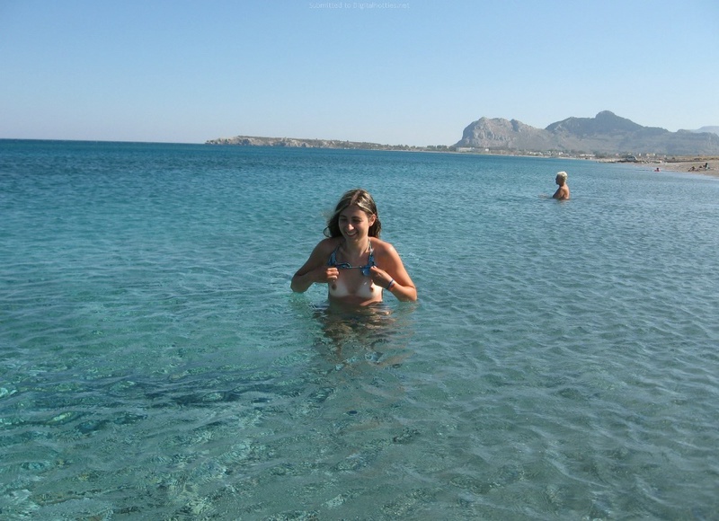 Голая девушка сушит феном волосы, стоя в номере отеля 33 фотография