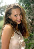 Чарующая блондинка на фоне молодого леса показывает свое тело 10 фото Чарующая блондинка на фоне молодого леса показывает свое тело 10 фото