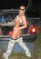 Спортивная леди позирует голышом перед автомобилем и сосет партнеру 1 фото Спортивная леди позирует голышом перед автомобилем и сосет партнеру 1 фото