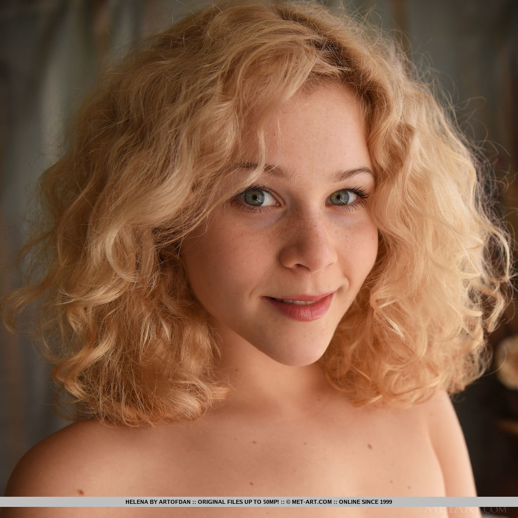 Кудрявая блондинка в серых чулках показывает голую киску 18 фотография