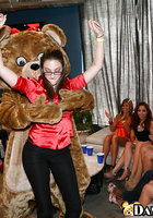 Стриптизер на девичнике дал за щеку паре девиц 1 фото Стриптизер на девичнике дал за щеку паре девиц 1 фото