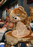 Стриптизер на девичнике дал за щеку паре девиц 2 фото Стриптизер на девичнике дал за щеку паре девиц 2 фото