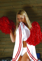 Футбольная болельщица с кисточкой в руках обнажила пизду 2 фото Футбольная болельщица с кисточкой в руках обнажила пизду 2 фото