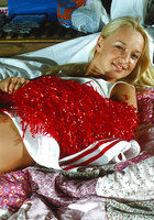 Футбольная болельщица с кисточкой в руках обнажила пизду 3 фото Футбольная болельщица с кисточкой в руках обнажила пизду 3 фото