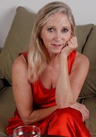 Старуха в красном платье выпила вина и показал свое голое тело 1 фото Старуха в красном платье выпила вина и показал свое голое тело 1 фото