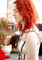 Крашеная девица в цветастом платье ласкает вагину самотыком 1 фото Крашеная девица в цветастом платье ласкает вагину самотыком 1 фото