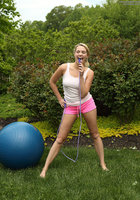 Одинокая красотка ласкает себя во дворе на покрывале 1 фото Одинокая красотка ласкает себя во дворе на покрывале 1 фото