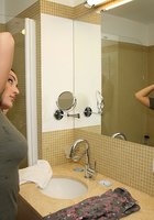 Грудастая брюнетка отправилась мыться в душ 2 фото Грудастая брюнетка отправилась мыться в душ 2 фото