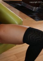 Стройная мамка в черным платье оголила буфера и раздвинула ноги на кресле 15 фото Стройная мамка в черным платье оголила буфера и раздвинула ноги на кресле 15 фото