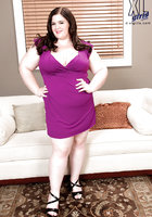 Жирная шатенка вывалила огромные дойки из фиолетового платья 5 фото Жирная шатенка вывалила огромные дойки из фиолетового платья 5 фото