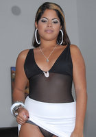 Латинка с милированными волосами позирует дома в полупрозрачной майке 2 фото Латинка с милированными волосами позирует дома в полупрозрачной майке 2 фото