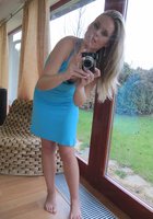 Мама снимает синее платье во время селфи и раздвигает ноги 2 фото Мама снимает синее платье во время селфи и раздвигает ноги 2 фото