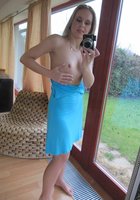 Мама снимает синее платье во время селфи и раздвигает ноги 5 фото Мама снимает синее платье во время селфи и раздвигает ноги 5 фото