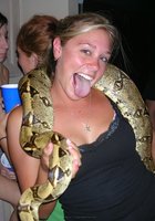 Студентки попозировали с удавом на шее, после чего одна из баб отсосала хахалю 16 фото