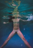 Обнаженные бабы решили искупаться в бассейнах и при этом попозировать перед камерами 15 фото Обнаженные бабы решили искупаться в бассейнах и при этом попозировать перед камерами 15 фото