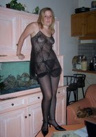 Сексуальные домохозяйки на кухне демонстрируют свои упругие попки 3 фото Сексуальные домохозяйки на кухне демонстрируют свои упругие попки 3 фото