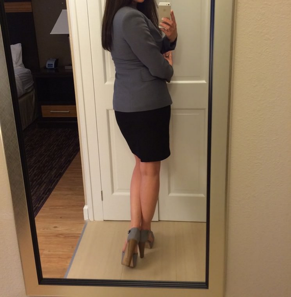 Секретарша в сером пиджаке встала перед зеркалом и показала стриптиз 2 фотография